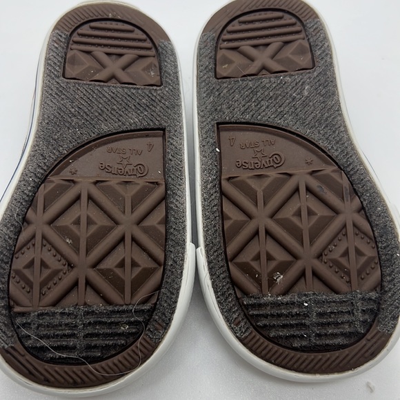 Converse Infant grey camo canvas low top Chucks. Size 4 - Picture 7 of 8